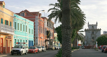Die Hauptstraße in Mindelo mit Torre de Bel�m (Insel São Vicente)